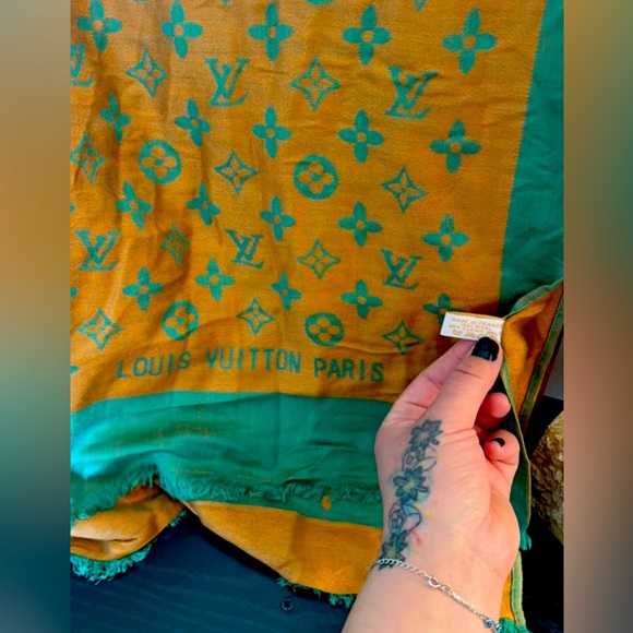 NEW 100%Auth/Louis Vuitton/Gold & Green/Silk/Viscose/Wool SHINY MONOGRAM SHAWL - Picture 4 of 7